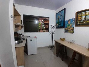 Habitació quàdruple bàsica | Cuina privada | Frigorífic petit, microones i placa de cuina 