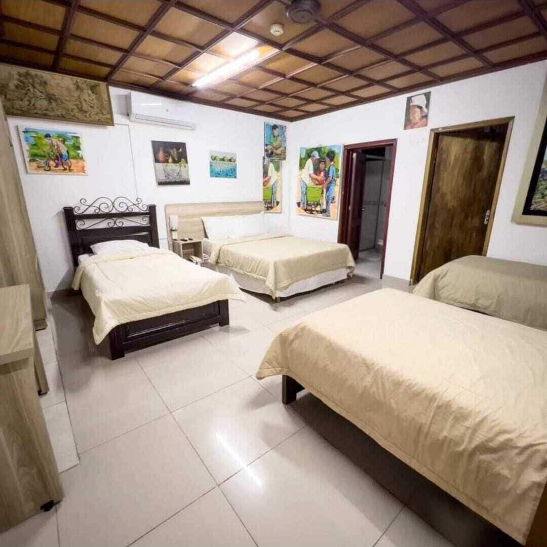 Habitación cuádruple básica | Caja de seguridad en la habitación y escritorio 