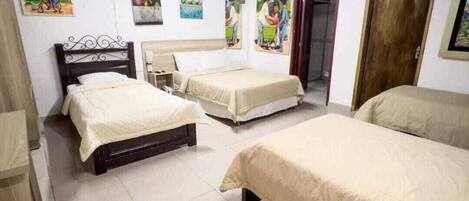 Eenvoudige vierpersoonskamer | Een kluis op de kamer, een bureau, een laptopwerkplek