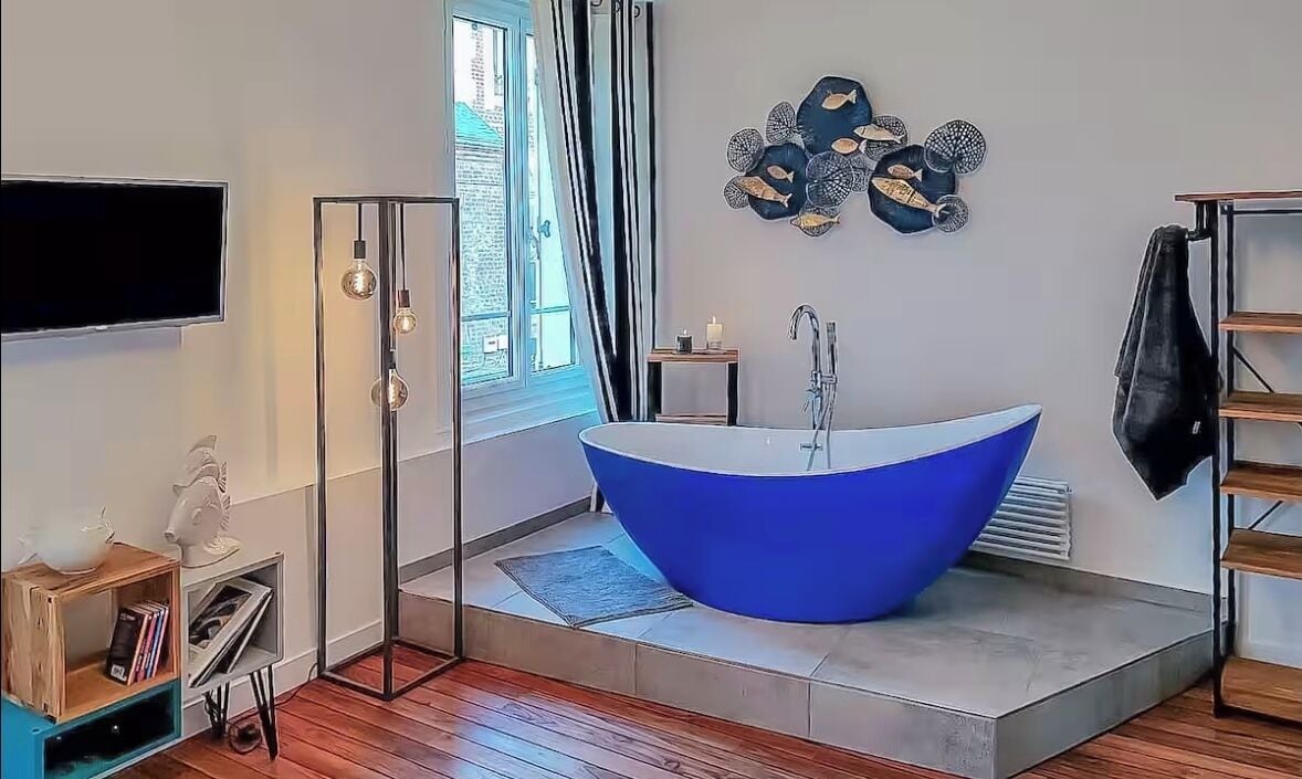 Een douche, handdoeken, zeep, toiletpapier