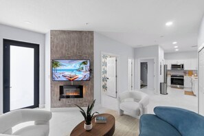 Living area - 2-bedroom condo in marvelous Cape Coral - walking distance to the Westin Marina (Cape Coral)