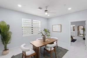 Dining - 2-bedroom condo in marvelous Cape Coral - walking distance to the Westin Marina (Cape Coral)