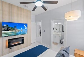 2 bedrooms, iron/ironing board, WiFi, bed sheets - 2-bedroom condo in marvelous Cape Coral - walking distance to the Westin Marina (Cape Coral)