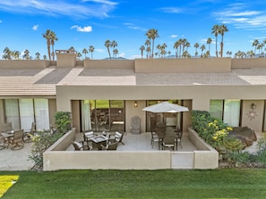 Outdoor dining - Stunning, Fully Remodeled 2-Bed/2-Bath Residence in Serene Palm Desert (Palm Desert)