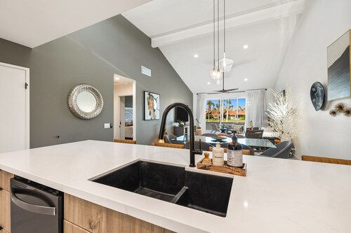 Stunning, Fully Remodeled 2-Bed/2-Bath Residence in Serene Palm Desert