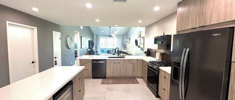 Refrigerador, microondas, horno y parrilla de estufa