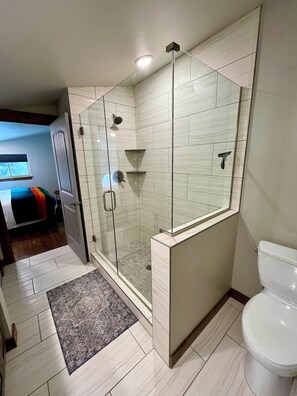 Shower, hair dryer, towels, toilet paper - Peaceful 2-bedroom house in charming Seeley Lake (Seeley Lake)