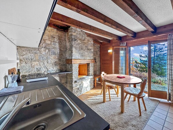 Refrigerador, cafetera y tetera, tetera eléctrica y tostadora 