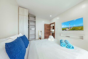 10 bedrooms, iron/ironing board, free WiFi, bed sheets - Sea La Vie Suites at Palm Beach - 5 units 10Bedrooms & 5Bathrooms w/Pool&Jacuzzi (aruba)