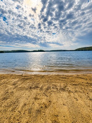 A beach with a sandy shore and a body of water in the background. - The Perfect Muskoka Getaway - Waterfront  • Sauna • Fire Pit • Ping Pong & Darts (Utterson)