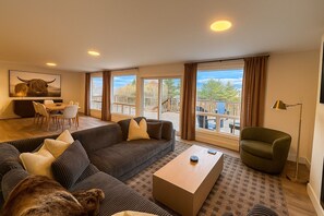 Smart TV, fireplace, ping pong