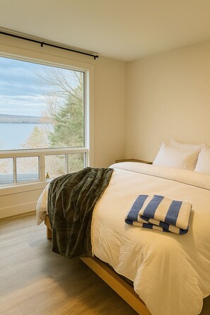 5 bedrooms, free WiFi, bed sheets - The Perfect Muskoka Getaway - Waterfront  • Sauna • Fire Pit • Ping Pong & Darts (Utterson)