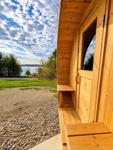 The Perfect Muskoka Getaway - Waterfront • Sauna • Fire Pit • Ping Pong & Darts