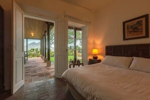 Een strijkplank/strijkijzer, wifi, beddengoed