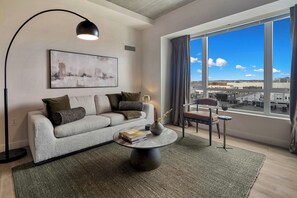 Smart TV, books - Lux 2BR in Assembly Square | Pool & Fitness Center (Somerville)