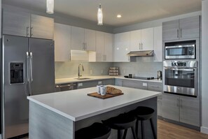 ثلاجة، ميكروويف، فرن، موقد طهي مسطح