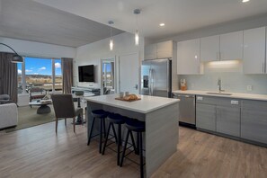 Coffee/tea maker, fridge, microwave, oven - Lux 2BR in Assembly Square | Pool & Fitness Center (Somerville)