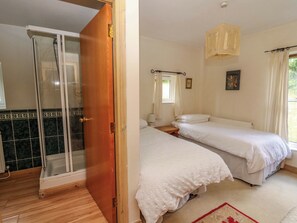 7 bedrooms, individually decorated, individually furnished, free WiFi - Gaer Hall (Welshpool)