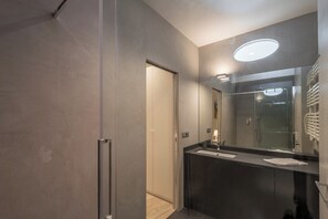 Douche, séchoir à cheveux, bidet, serviettes fournies