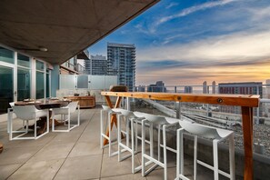 Outdoor dining - Downtown Luxury Penthouse (San Diego)