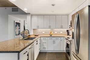 Wasserkocher mit Kaffee-/Teezubehör, Kühlschrank, Mikrowelle, Ofen