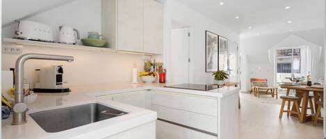 Kjøleskap, ovn, kokeplater og oppvaskmaskin