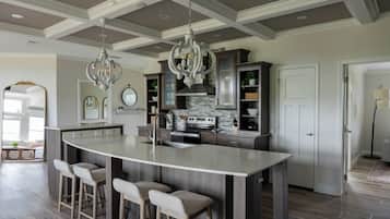 Mikrobølgeovn, ovn, kokeplater og oppvaskmaskin