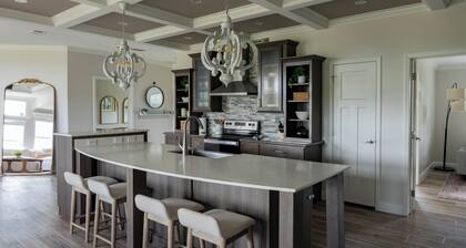 Private 6-Acre Ranch : 2 Homes + Game House + Barn