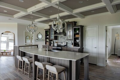 Private 6-Acre Ranch : 2 Homes + Game House + Barn