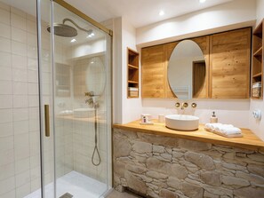 Shower, free toiletries, hair dryer, towels - Bastide of the Rose Comtesse – The Art of Intimate Luxury in Provence (Ventabren)