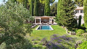 A pool area with lounge chairs, a pergola, and a well-maintained lawn. - Bastide of the Rose Comtesse – The Art of Intimate Luxury in Provence (Ventabren)