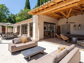 Outdoor dining - Bastide of the Rose Comtesse – The Art of Intimate Luxury in Provence (Ventabren)
