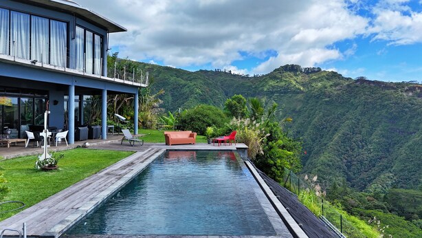 A modern house with a pool overlooking a mountainous landscape. - Moorea Horizon – Stunning Panoramic View – Pool (Papeete)