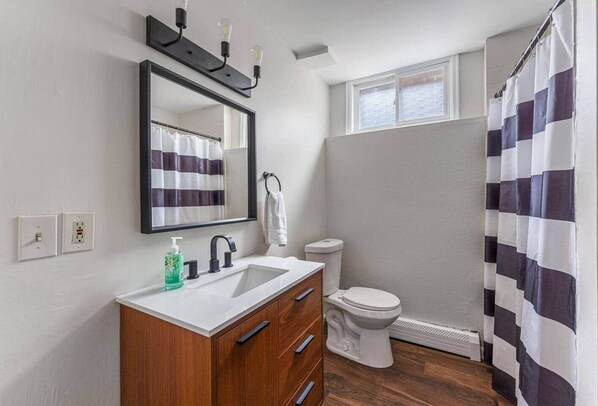 Bathroom - Walkable Longmont board games, beds, and boats - 4BR (Longmont)