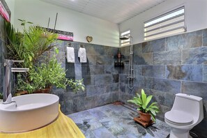 Dusche, Haartrockner, Handtücher