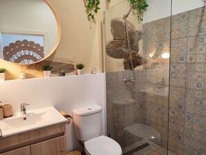 Dusj, hårføner, håndklær og såpe