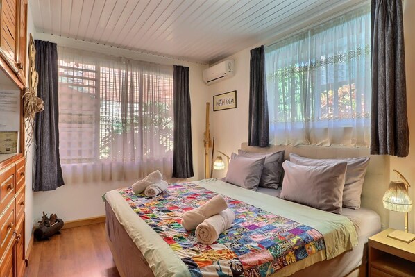 Tabla de planchar con plancha, wifi y ropa de cama 