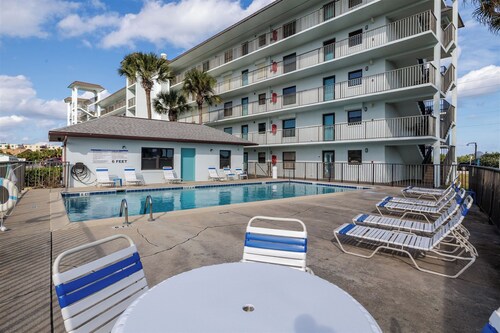 Delightful 2-bedroom condo with oceanfront view in Ormond Beach
