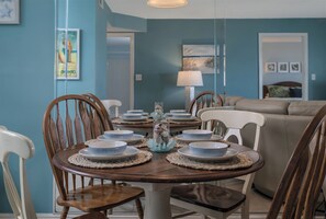 Dining - Delightful 2-bedroom condo with oceanfront view in Ormond Beach (Ormond Beach)