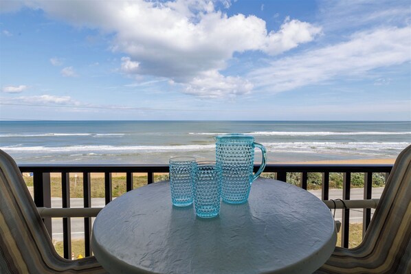 Outdoor dining - Delightful 2-bedroom condo with oceanfront view in Ormond Beach (Ormond Beach)