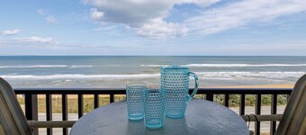 Delightful 2-bedroom condo with oceanfront view in Ormond Beach