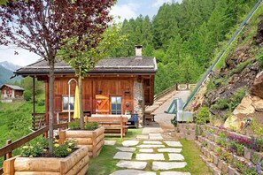 Property grounds - Chalet Berghof Laret Ranuncolo with Whirlpool and Wi-Fi (Rabbi)