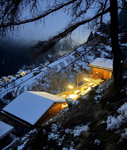 „Chalet Berghof Laret Ranuncolo“ mit Whirlpool und WLAN