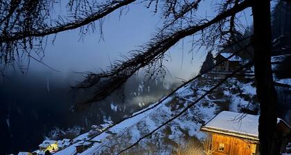„Chalet Berghof Laret Ranuncolo“ mit Whirlpool und WLAN
