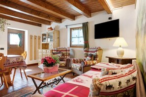 TV - Chalet Berghof Laret Ranuncolo with Whirlpool and Wi-Fi (Rabbi)
