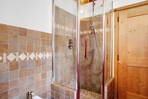 Shower, hair dryer, towels - Chalet Berghof Laret Ranuncolo with Whirlpool and Wi-Fi (Rabbi)