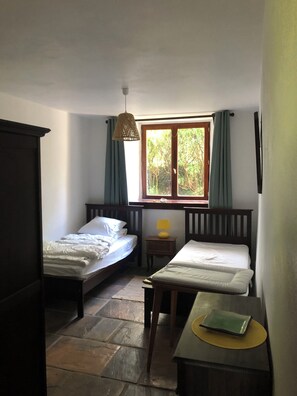 9 chambres, fer et planche à repasser, draps fournis