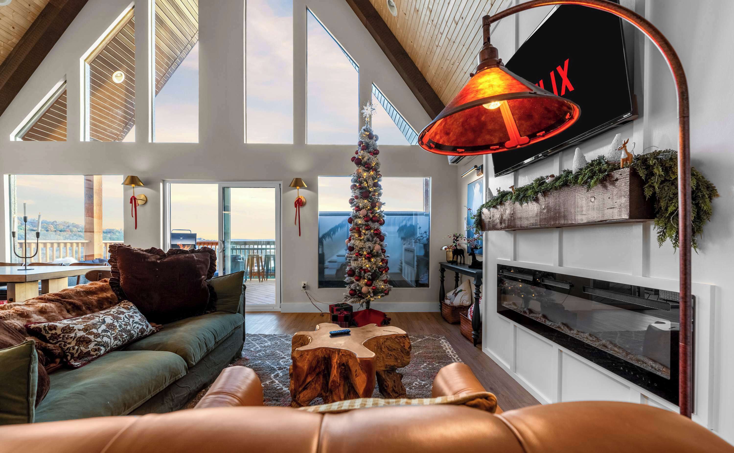 Televisión, chimenea, futbolito y estéreo 