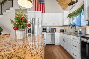 Fridge, microwave, oven, stovetop - 3BR•Hot Tub•Grill•Firepit•Games•Lakeview (Indian Point)