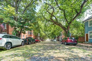 Property grounds - 99 Walk Score half Block to King! Western Studio! (Alexandria)